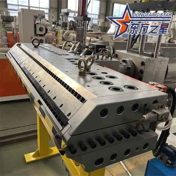 PP-juurenhallintalaite, musta muovinen juurisulkulevy, ympäröivä ekstruuderi