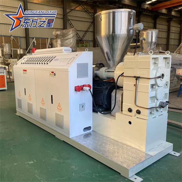 Läpinäkyvän pehmeän PVC-nauhaverhon ekstruusiokone